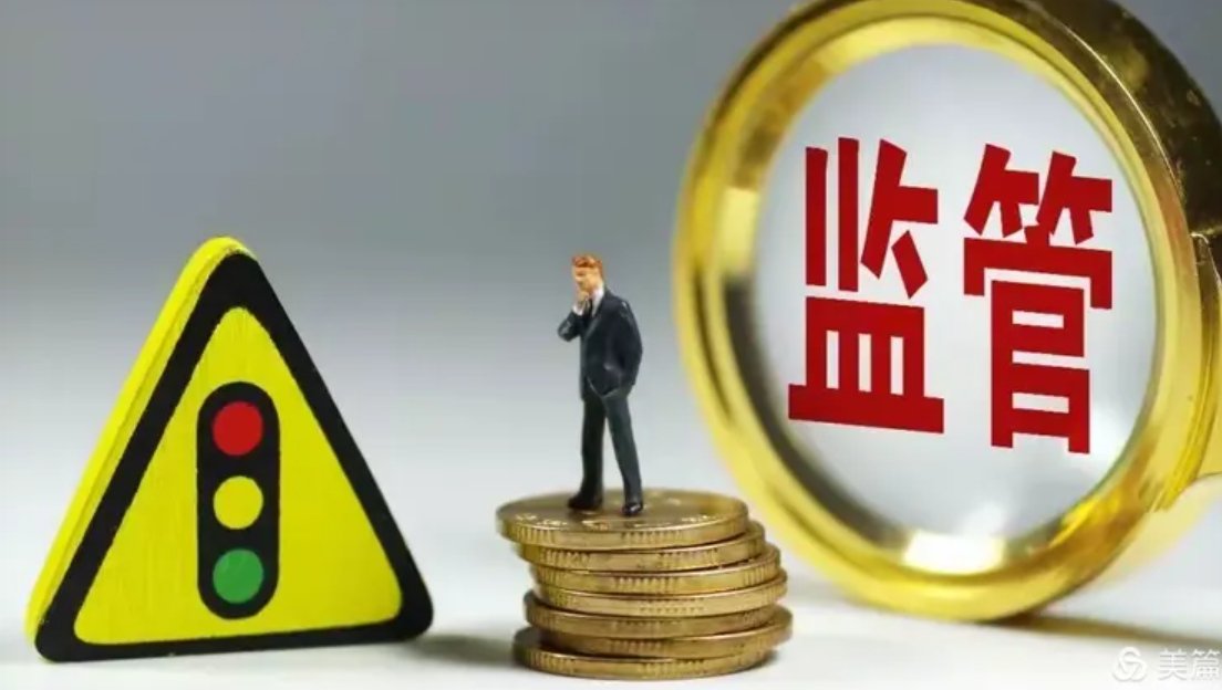 用放大镜查看手机屏幕上两份不同佣金政策的合同